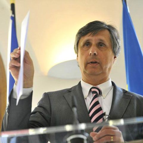 Guvernul de la Praga a anunţat că va scădea salariile bugetarilor 