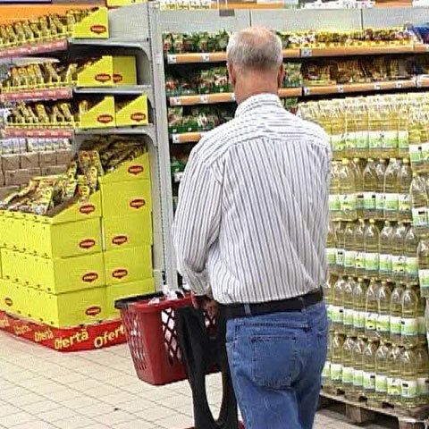 Supermarket-urile păcălesc cumpărătorii cu promoţii şi preţuri false