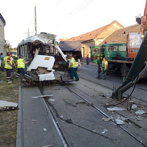  Un tramvai a deraiat şi a intrat într-un stâlp la Timişoara