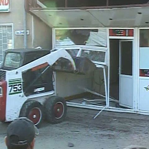Demolările pentru construirea pasajului Basarab continuă cu proteste din partea familiilor evacuate