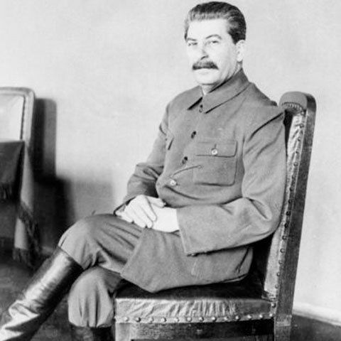 Polonia le cere ruşilor să condamne crimele staliniste