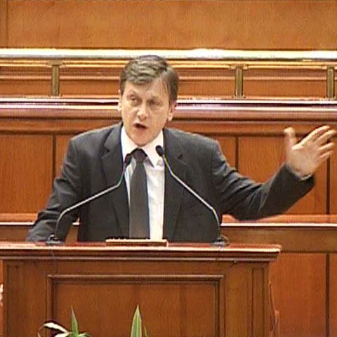 Antonescu către Boc, la dezbaterea moţiunii: "Sunteţi beat de euforie. Aţi tras ceva prafuri uşoare?"