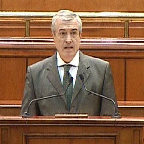 Tăriceanu spune că "utecistul Boc" promovează egalitarismul comunist prin Legea salarizării unitare
