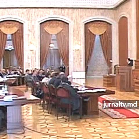 Filat le mulţumeşte deputaţilor, comuniştii strigă \"Ruşine!\"