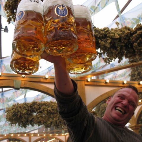 Un austriac spune că cheltuieşte 5.000 de euro pe bere şi cârnaţi, la Oktoberfest