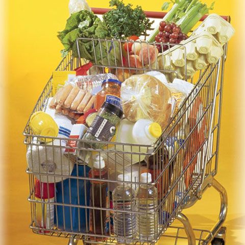 Marfă expirată pe rafturile unui hipermarket din Capitală