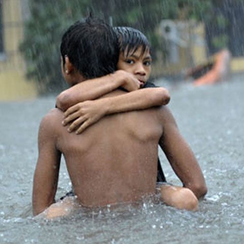 Cel puţin 100 de persoane au murit în Manila în urma unor inundaţii devastatoare