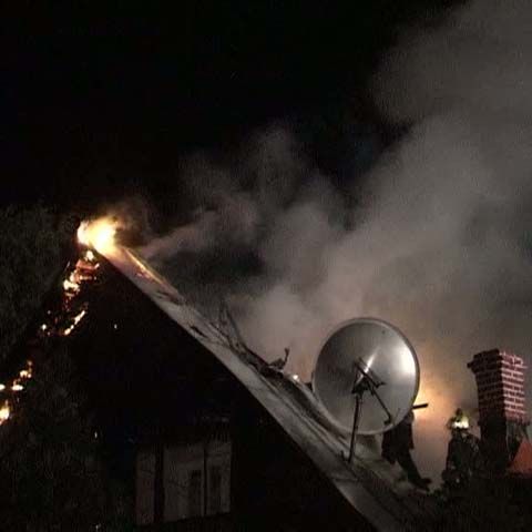 Casa subprefectului de Dâmboviţa a ars luni noaptea