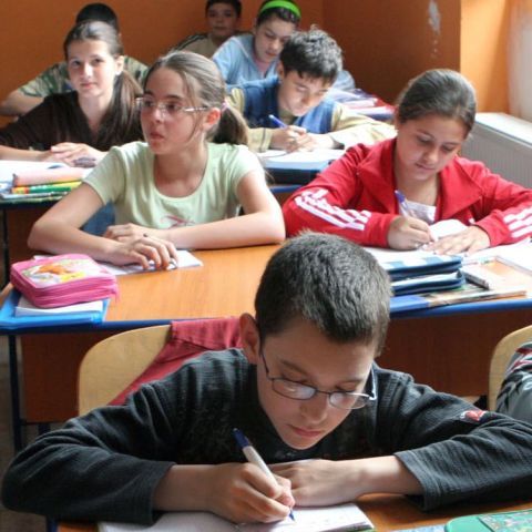 200 de elevi din Glăvăneşti, judeţul Bacău, învaţă în şantier