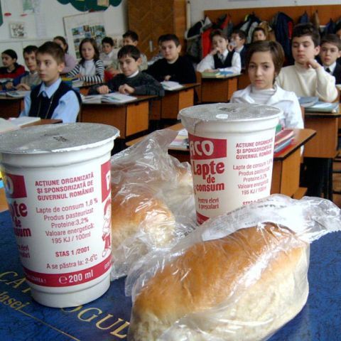 Părinţii unor preşcolari din Teleorman au refuzat laptele şi cornurile date la grădiniţă