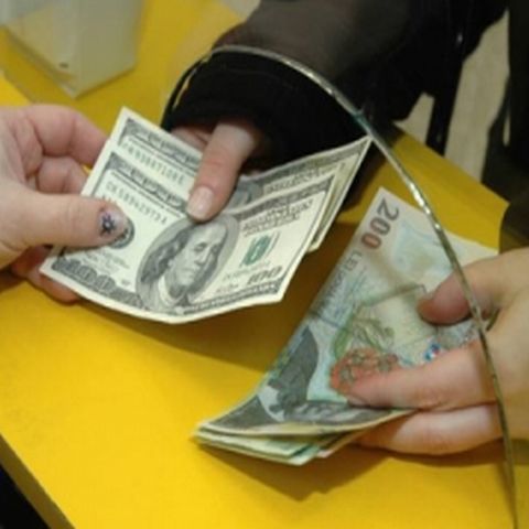 O femeie din Drobeta-Turnu Severin a cumpărat valută cu bancnote scoase din circulaţie