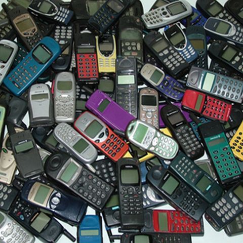 Din cauza crizei financiare, bistriţenii îşi repară telefonul mobil vechi în loc să cumpere unul nou