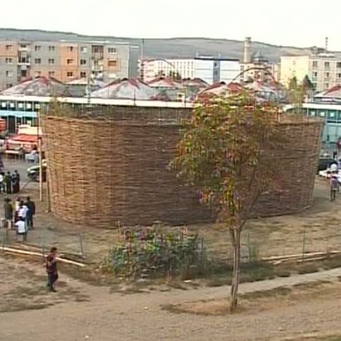 Romii din Turda au împletit un coş de nuiele, demn de Cartea Recordurilor