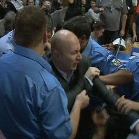 Scandal cu politicieni la Primăria Capitalei: Codrin Ştefănescu şi Marius Marinescu s-au bătut cu forţele de ordine