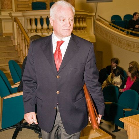 Statul i-a imprimat 700.000 de euro lui Valeriu Stoica