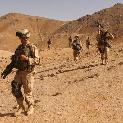 Patru militari români au fost răniţi în Afganistan în urma unui atac cu un dispozitiv exploziv