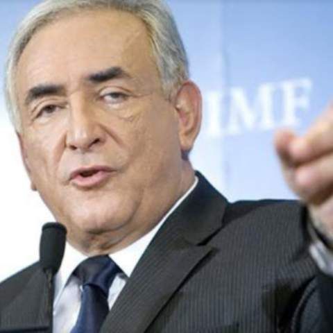 Un student a aruncat cu un pantof spre directorul FMI la Istanbul