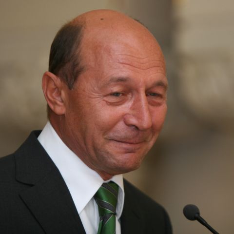 Departe de criza politică, preşedintele Traian Băsescu a jucat hora cu studenţii