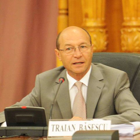 Traian Băsescu şi-a anunţat sâmbătă, la Sânnicolau Mare, candidatura la preşedinţie