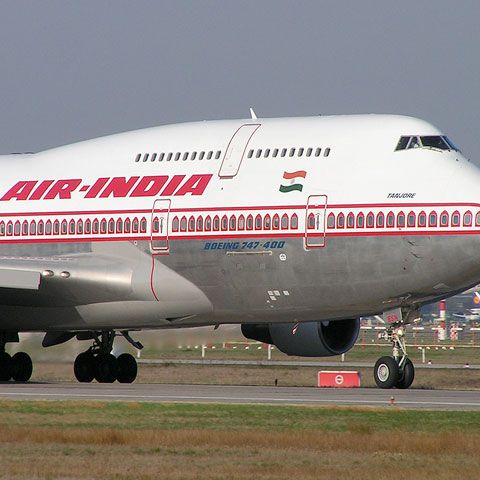 Pasagerii unui avion au asistat înmărmuriţi la o încăierare în plin zbor între membrii echipajului. VEZI IMAGINI