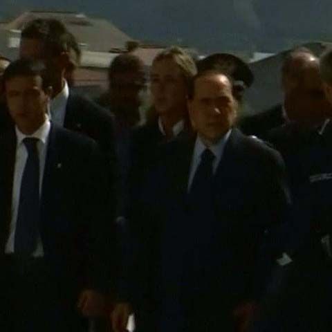 Premierul Berlusconi le-a promis case noi sinistraţilor din Sicilia