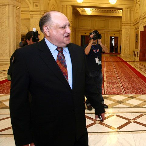 Cozmâncă: Ţinta campaniei lui Sorin Oprescu sunt cetăţenii nehotărâţi, dar principalul electorat va fi luat de la PSD