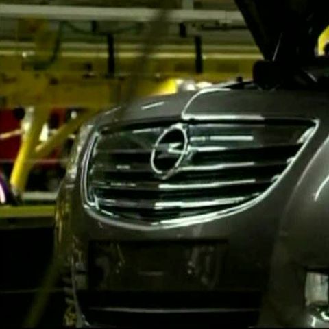 Magna revizuieşte în scădere numărul de concedieri la uzina Opel din Spania