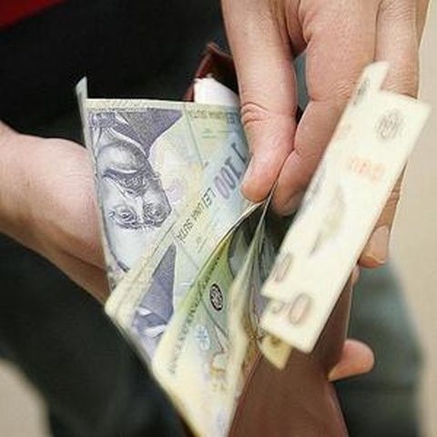 Românii cheltuiesc aproape tot salariul pe mâncare, utilităţi şi impozite la stat