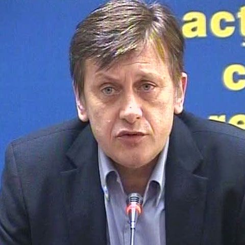 News Alert: PNL şi UDMR depun moţiunea de cenzură împotriva Guvernului Boc II