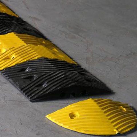 Edilii Capitalei bagă milioane de euro în limitatoare de viteză şi stâlpişori ornamentali 