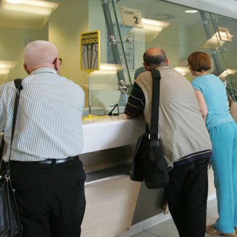 Funcţionarii din Ploieşti sunt verificaţi dacă zâmbesc