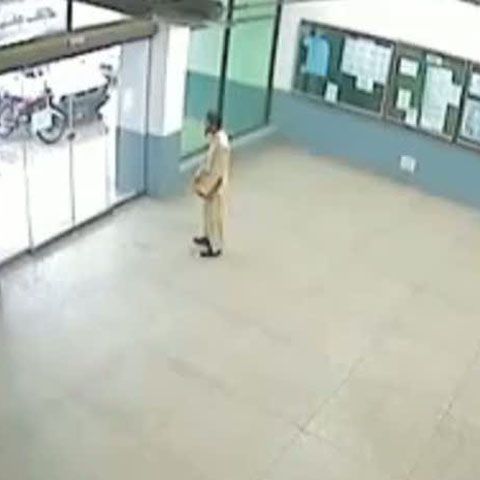 Un student confuz a intrat cu capul înainte în uşile din sticlă ale facultăţii