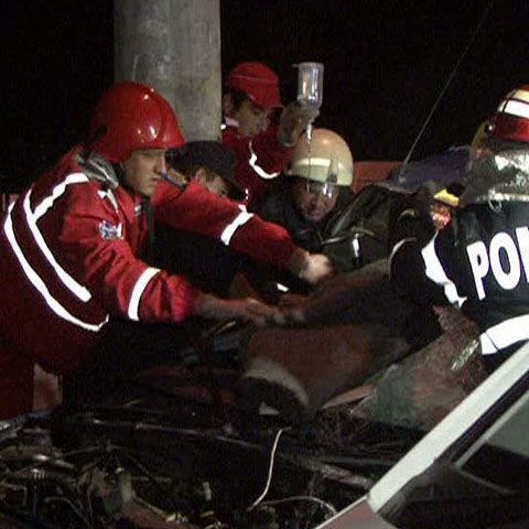 Un tânăr a murit în maşina pe care o furase alături de un prieten