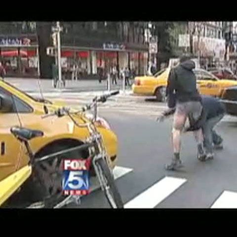 Doi şoferi din New York s-au bătut în mijlocul unui bulevard aglomerat 