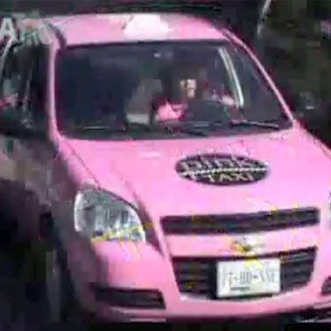 În Mexic, Rusia şi Marea Britanie există taxiuri roz doar pentru femei 