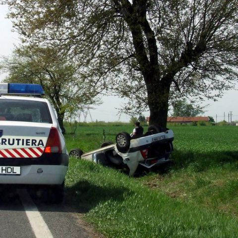 Patru persoane şi-au pierdut viaţa într-un accident rutier produs în judeţul Mehedinţi