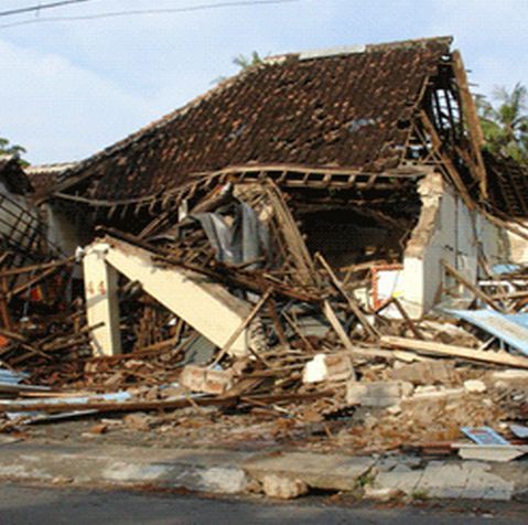 Un indonezian şi-a tăiat piciorul prins sub dărâmături ca să se salveze 
