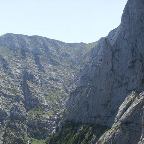 O turistă a murit în Munţii Bucegi, după ce a căzut 100 de metri într-o prăpastie