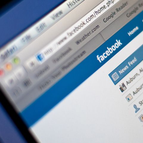 Jumătate din companiile americane interzic Twitter-ul şi Facebook-ul la birou