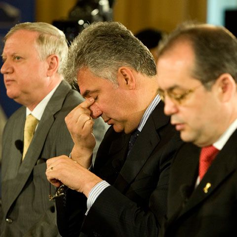 Soarta Guvernului Boc depinde de poziţia UDMR şi de eventuale defecţiuni ale PSD şi PNL. VEZI POSIBILITĂŢILE
