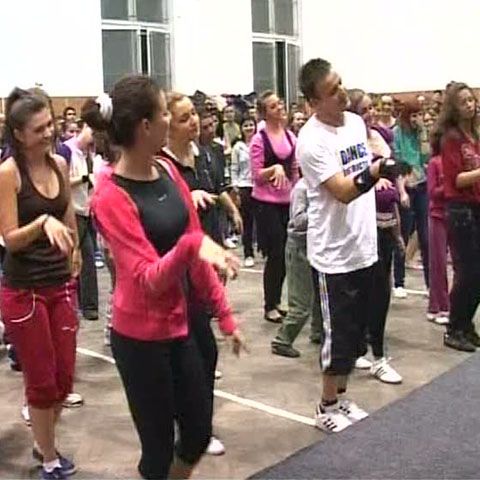 Peste 400 de tineri au dansat într-o intersecţie din centrul municipiului Cluj-Napoca