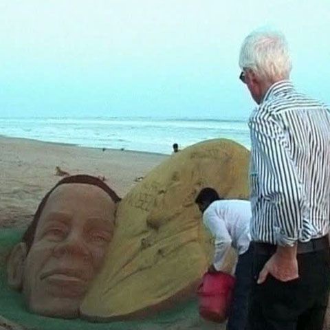 Unul dintre cei mai cunoscuţi artişti indieni i-a dedicat lui Obama o sculptură în nisip