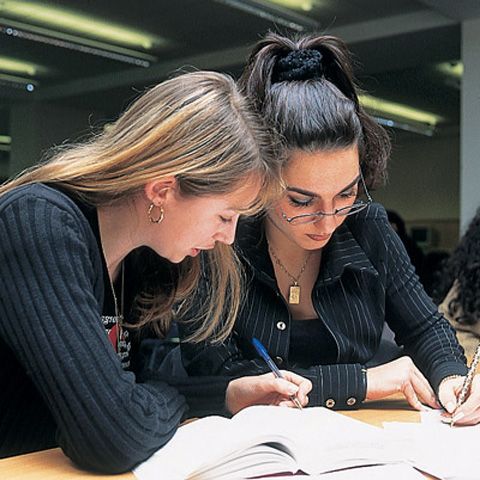 Tinerii români cred că ştiu mai puţină economie decât cei din Germania