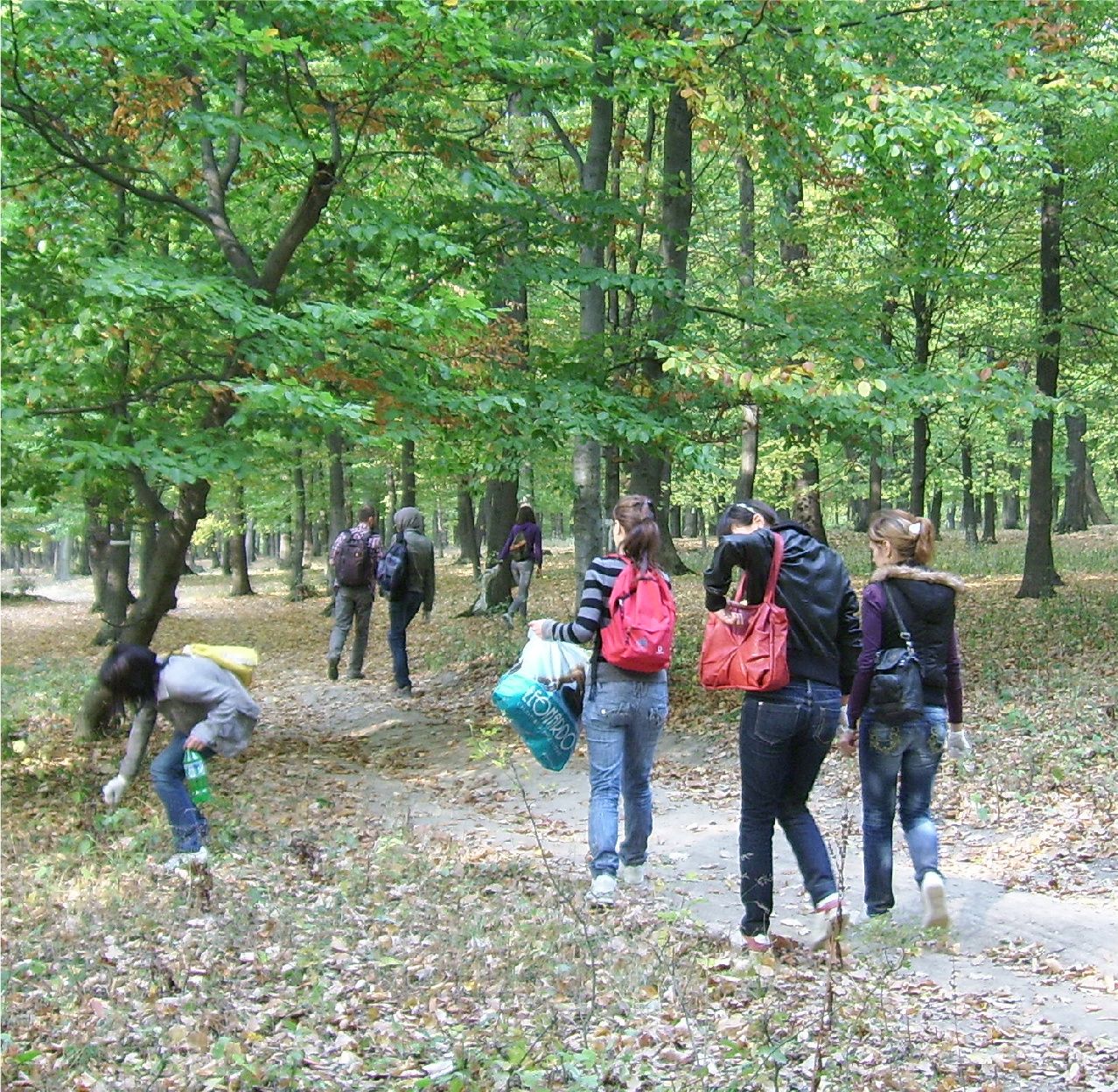 Studenţii din Iaşi au ecologizat Rezervaţia Repedea 