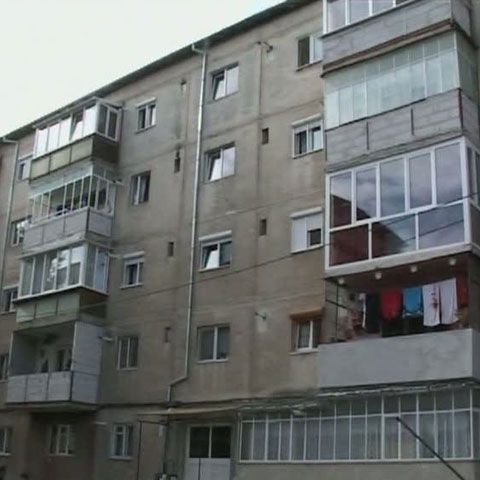 Mai mulţi pensionari au fost înşelaţi de o firmă care trebuia să le izoleze blocul