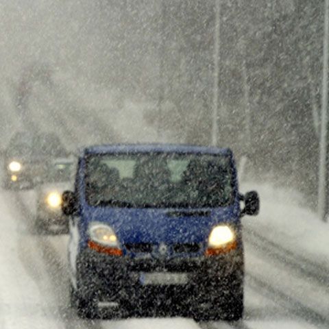 Trafic rutier îngreunat pe mai multe drumuri din ţară, din cauza ninsorii