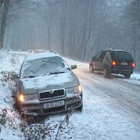 Traficul rutier a fost îngreunat pe mai multe drumuri din 7 judeţe ale ţării, din cauza zăpezii