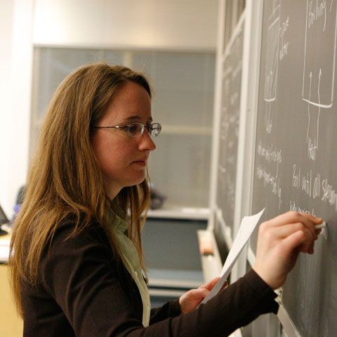 Guvernul alocă 260 milioane lei pentru plata salariilor profesorilor până la finele anului