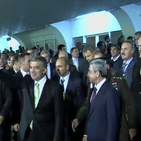 Preşedinţii Turciei şi Armeniei şi-au strâns mâna, la un meci de fotbal 