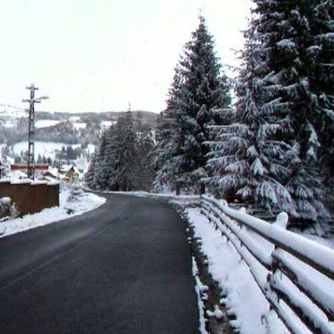 Sute de gospodării fără curent şi drumuri au fost blocate în Maramureş din cauza ninsorii
